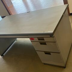 【中古】スチール製 事務用デスク（引き出し付き）