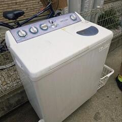 全体的に傷汚れ多数ありますが動きはパワフルに活躍してくれます！ホース破れありますので外使い用に.東芝二層式洗濯機『VH-30S』2010年製の画像