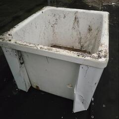 農家の方の畑の水為用に如何でしょうか？バスタブ 風呂釜 ※直接手渡し限定 場所は千葉市緑区高田にあります。全体的に傷汚れ有り 穴無しの画像