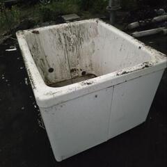 農家の方の畑の水為用に如何でしょうか？バスタブ 風呂釜 ※直接手渡し限定 場所は千葉市緑区高田にあります。全体的に傷汚れ有り 穴無しの画像