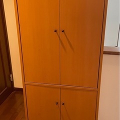 扉付きの棚