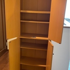扉付きの棚の画像