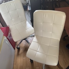 〈無料〉白いチェア2つ