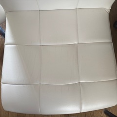 〈無料〉白いチェア2つの画像