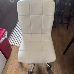 〈無料〉白いチェア2つの画像