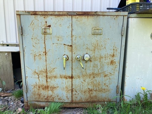 古い鉄製キャビネット