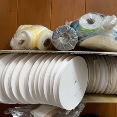 糸、紐、テープ、生地、スパンコール等々の画像