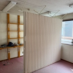 間仕切り　伸縮パーテーション