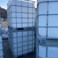 中古貯水タンク 約1000リットル 透明 プラスチック製 IBCコンテナの画像