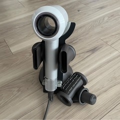 Dyson ドライヤー　付属品付き
の画像