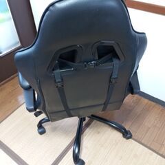 ゲーミングチェア　フットレスト付　１７０度リクライニング　昇降可能の画像