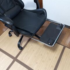 ゲーミングチェア　フットレスト付　１７０度リクライニング　昇降可能の画像