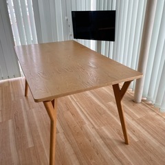 ナチュラル木製長方形ダイニングテーブルの画像