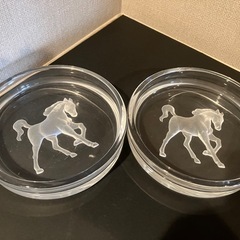 ガラス皿　丸　馬柄の模様　2枚の画像