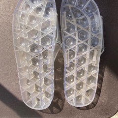 透明なビニールサンダルの画像