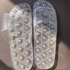 透明なビニールサンダル