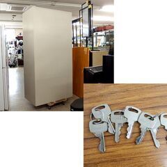 スチールロッカー 4人用 幅90cm 鍵付き 4連 オフィス家具 4ドア 縦長ロッカー 事務所 屯田店の画像