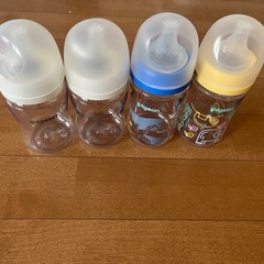 哺乳瓶4つ