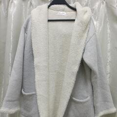ミルク色と灰色上着