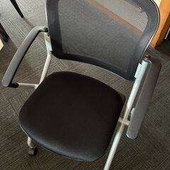座り心地も悪くない椅子2脚【オフィス・会議室用】※東銀座まで取りに来ていただける方にお譲り致しますの画像