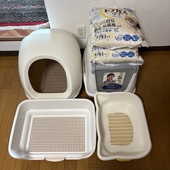 【引き取り専用】猫用トイレ3つ・犬用トイレ1つ・新品の猫砂トフカ...