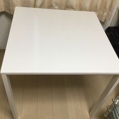 IKEAのテーブル（机）