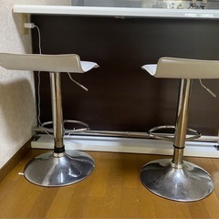 カウンターテーブルと椅子