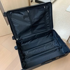 ※購入者確定しました。【ほぼ新品】【1度のみ使用】※本日中に受けとってくださる方、3,000円でお渡しします。         スーツケース黒(縦75cm横48cm奥行30cm)(鍵セッティング説明書付き)の画像