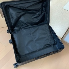 ※購入者確定しました。【ほぼ新品】【1度のみ使用】※本日中に受けとってくださる方、3,000円でお渡しします。         スーツケース黒(縦75cm横48cm奥行30cm)(鍵セッティング説明書付き)の画像