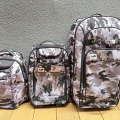 スーツケース2つとリュック