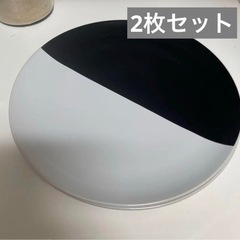 白黒二色の円形皿 IKEA ツートン モノクロ 2枚
