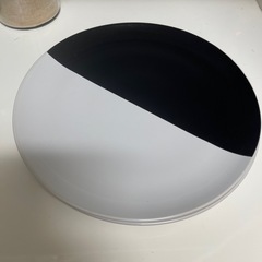 白黒二色の円形皿 IKEA ツートン モノクロ 2枚の画像
