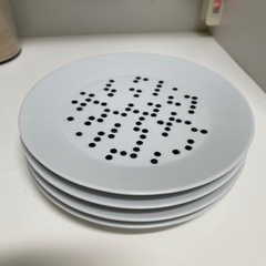 IKEA 白い皿 4枚セット 黒い点模様
