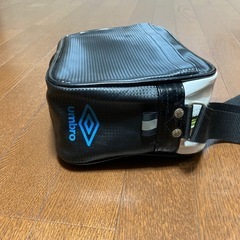 umbro   エナメルミニバックの画像
