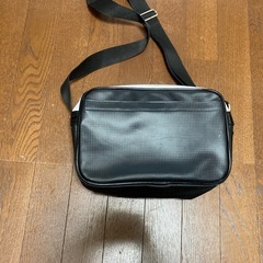 umbro   エナメルミニバックの画像