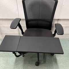 内田洋行 オフィスチェア 肘置き付 パソコン台付 デスクチェア 事務椅子 黒 キャスター 幅90cm×奥行70cm×高さ96cm～102cm（座高45cm～50cm） の画像