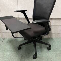 内田洋行 オフィスチェア 肘置き付 パソコン台付 デスクチェア 事務椅子 黒 キャスター 幅90cm×奥行70cm×高さ96cm～102cm（座高45cm～50cm） の画像