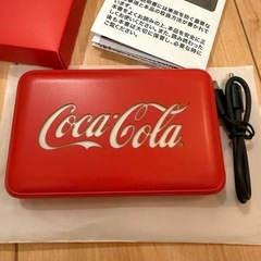 ロゴが光るコカコーラワイヤレスモバイルバッテリーの画像