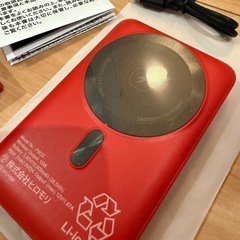 ロゴが光るコカコーラワイヤレスモバイルバッテリーの画像