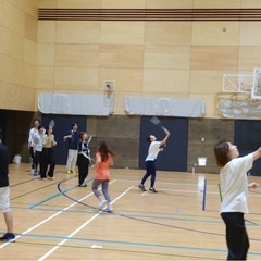 みんなで盛り上がるバドミントン🏸