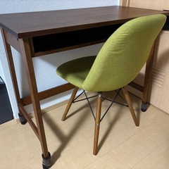 決まりました木製デスクとライムグリーンの椅子セット