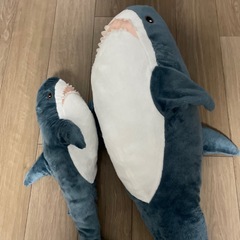 美品
IKEA サメぬいぐるみ　大小2つセットの画像