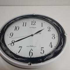 壁掛け時計✨美品🉐ホワイト&紺🌟新品電池付き🔋🪫の画像