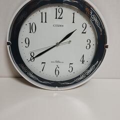 壁掛け時計✨美品🉐ホワイト&紺🌟新品電池付き🔋🪫の画像