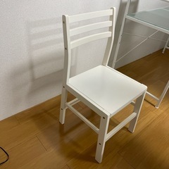 ニトリ　白色の椅子