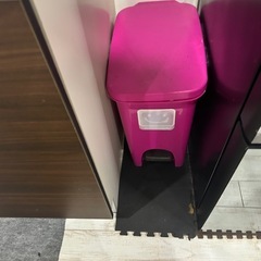 ゴミ箱とジャグラー時計