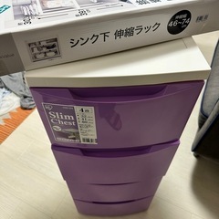 収納棚と未使用品ラック
