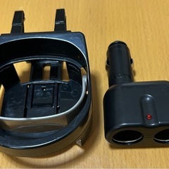 ドリンクホルダーと2連電源ソケット