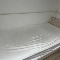 シングルベッドフレーム　マットレス　掛け布団の画像