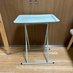 折りたたみテーブルの画像